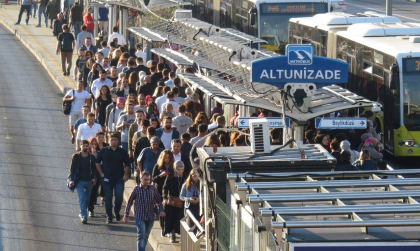 İstanbul’da metrobüs çilesi bitmiyor: Vatandaşlar isyan etti