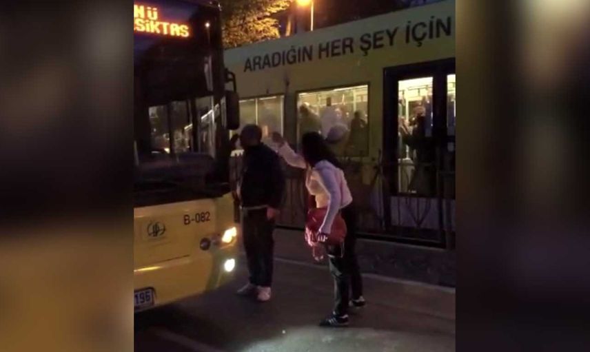 İstanbul'da Minibüs sürücüsüyle İETT şoförü arasında kavga! O anlar kameralara yansıdı
