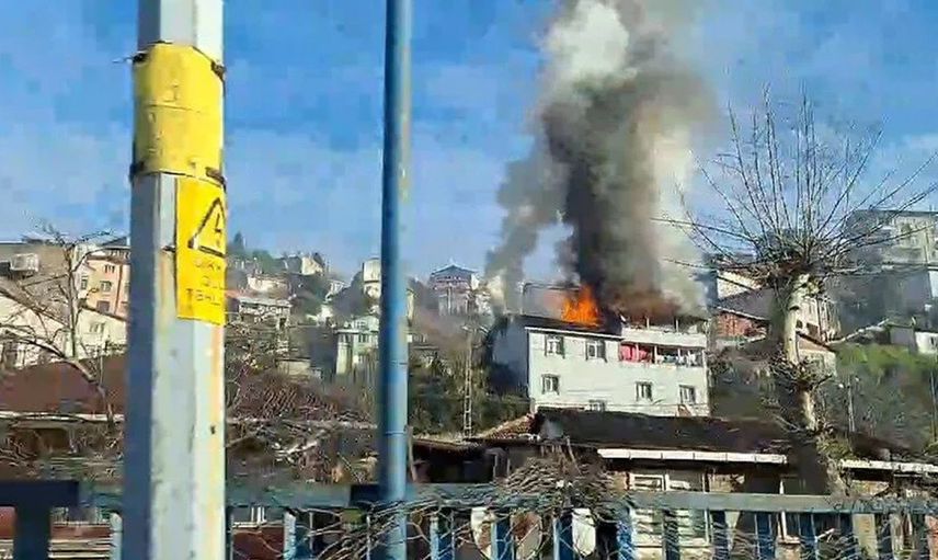 İstanbul’da panik anı! 4 Katlı binada yangın çıktı