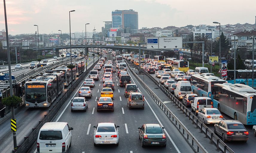 İstanbul’da Pazartesi Kaosu: Trafik Yüzde 72 Yoğunlukla Felç Oldu
