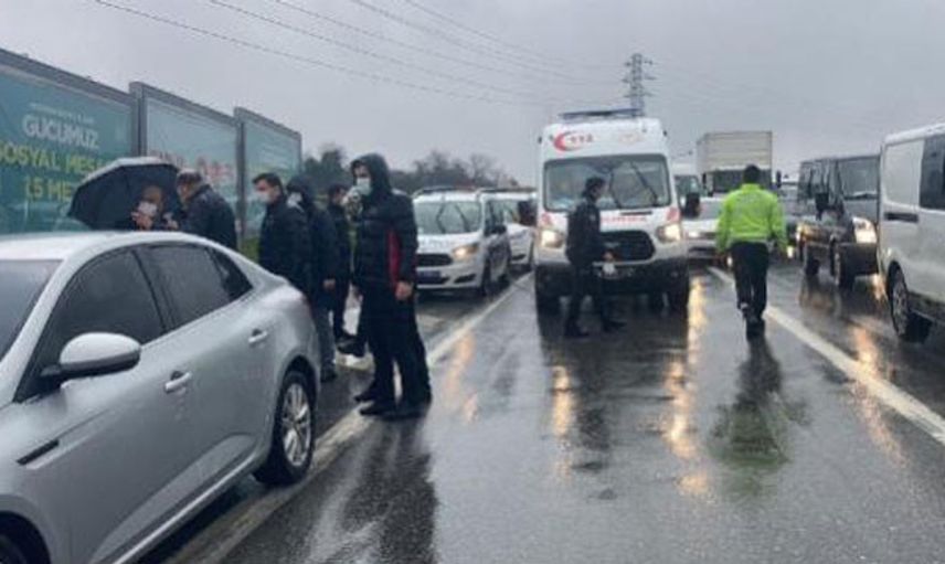 İstanbul'da Polisleri Taşıyan Minibüs Kaza Yaptı