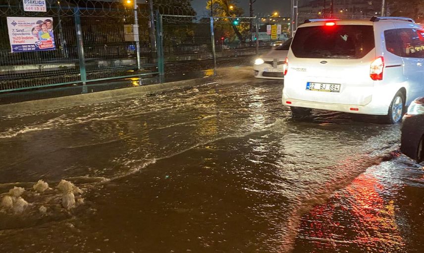 İstanbul’da sağanak yağış etkili oldu: Ulaşımda aksamalar yaşandı