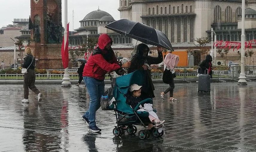 İstanbul’da sağanak yağış hayatı felç etti: Yollar göle döndü, rögarlar doldu taştı