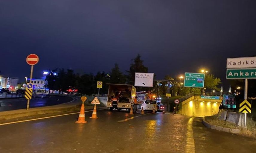 İstanbul'da sağanak yağış sürücüleri olumsuz etkiledi! Alt geçit su doldu!