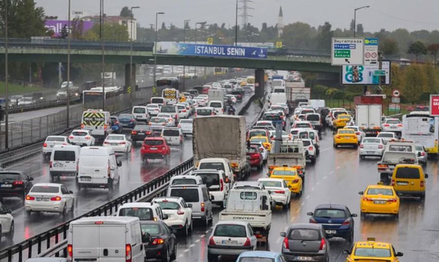 İstanbul'da Sağanak Yağış Trafiğe Neden Oldu