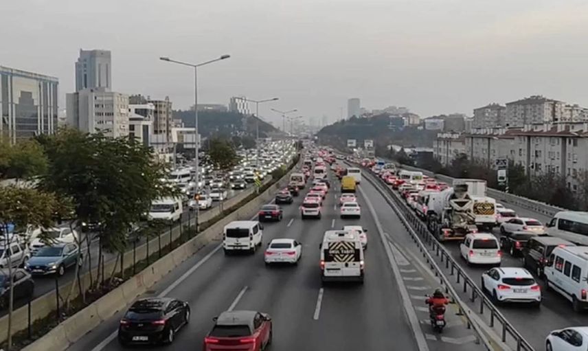 İstanbul’da sağanak yağış trafiği artırdı: Sabah saatlerinde yoğunluk zirve yaptı