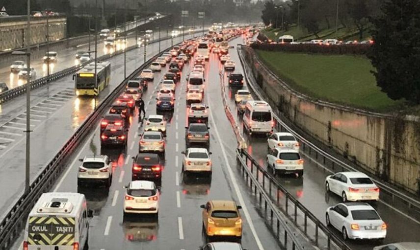 İstanbul'da Sağanak Yağış Trafiği Kilitledi