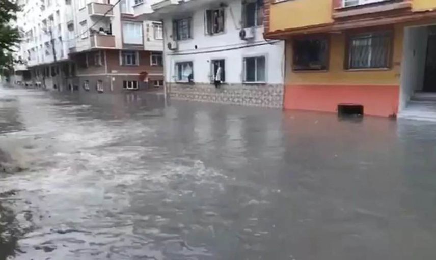 İstanbul’da sağanak yağış: Vatandaşlar yağmura teslim oldu! Yollar sudan görülmedi
