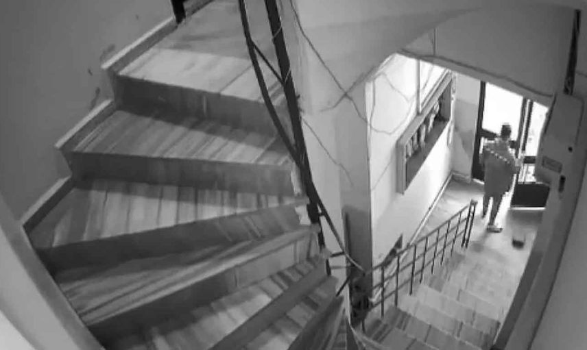 İstanbul'da skandal olay: Zeytinburnu'nda bir eve sipariş getiren kurye apartman boşluğuna idrarını yaptı!