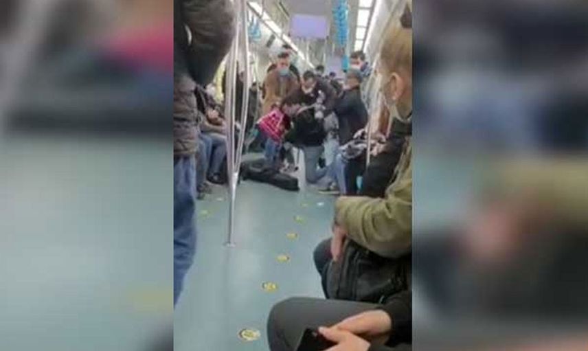 İstanbul'da şoke eden olay: Marmaray’da gitar çalan genç yaka paça dışarı atıldı