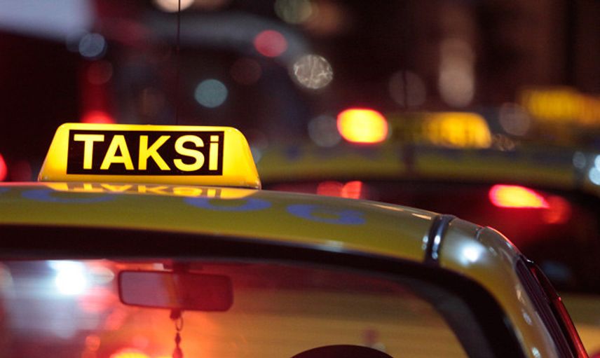 İstanbul'da Taksi Sürücüsü Turistleri Dolandırdığı İddiasıyla Tutuklandı