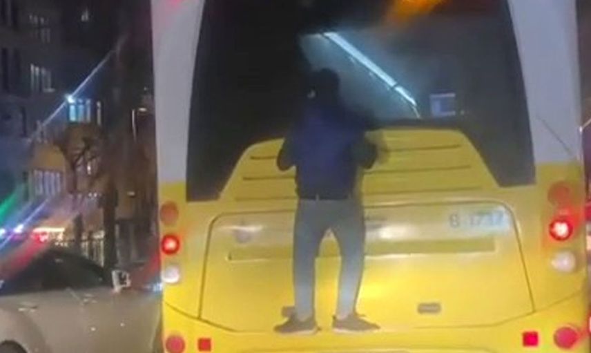 İstanbul'da tehlikeli yolculuk: İETT otobüsünün arkasına asılan Örümcek Adam görenleri hayrete düşürdü