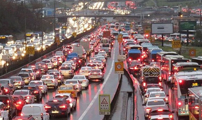 İstanbul'da trafik çilesi bitmiyor: Yağmurlu hava trafik yoğunluğunu yüzde 85'e çıkardı