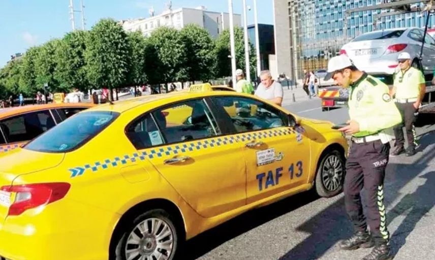 İstanbul'da trafik polisi, turistlerle pazarlık yapan taksiciye fırça attı!