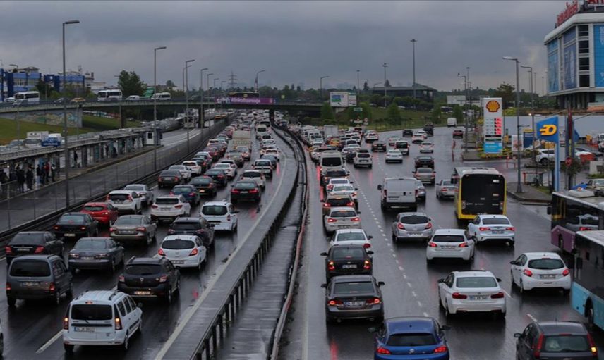 İstanbul’da trafik yeni hafta yoğun başladı: Kilit noktalarda uzun araç kuyrukları oluştu