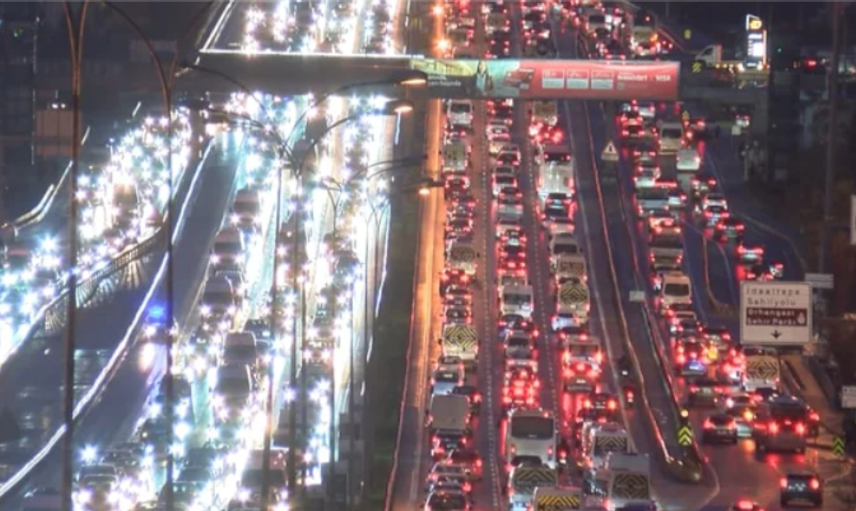 İstanbul'da trafik yine kilitlendi