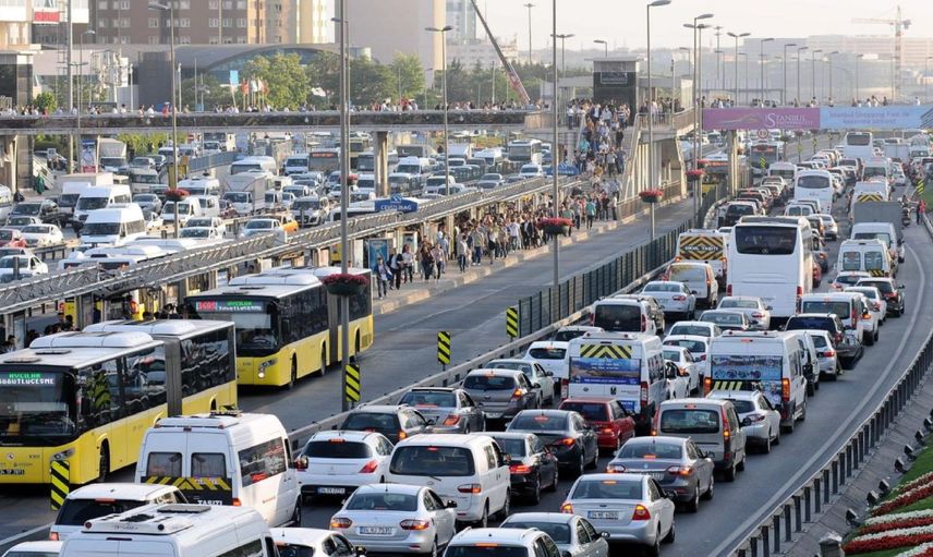İstanbul’da trafik yoğunluğu arttı: Araçlar ilerlemekte zorluk yaşıyor