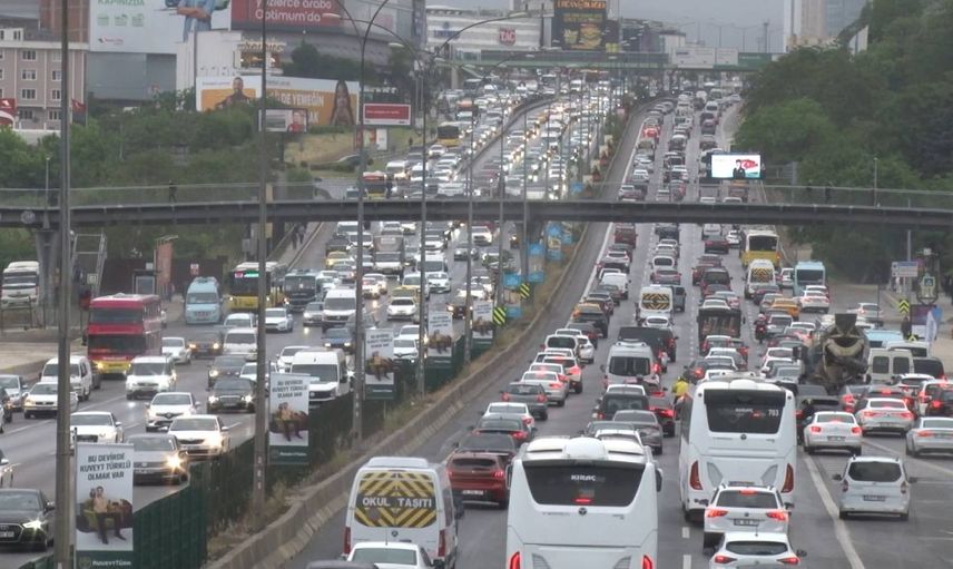İstanbul’da trafik yoğunluğu arttı: Haftanın ilk gününde ulaşım aksıyor