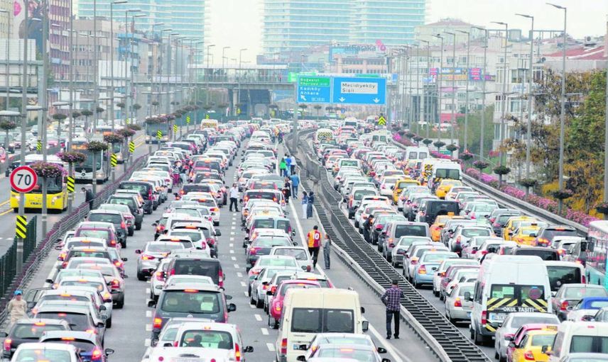 İstanbul'da trafik yoğunluğu: Bazı yollarda araçlar güçlükle ilerledi