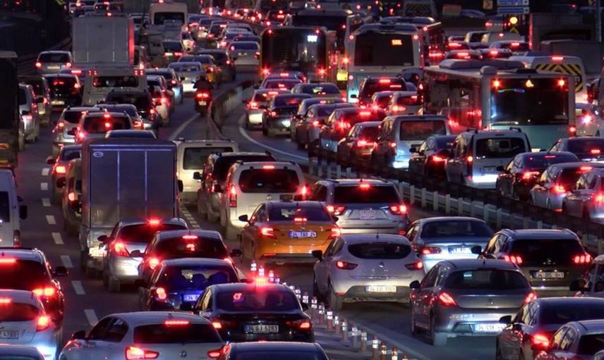 İstanbul'da Trafik Yoğunluğu Yüzde 60'a Ulaştı: Köprüler ve Bağlantı Yolları Durma Noktasında