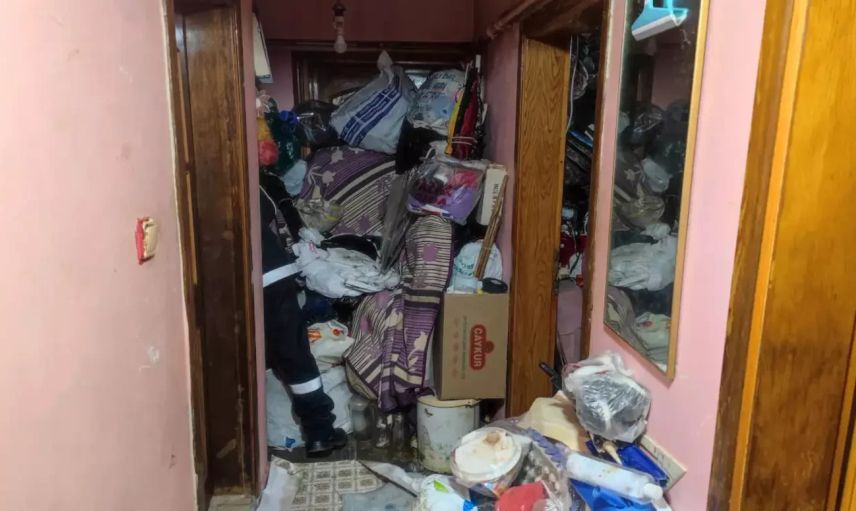 İstanbul’da tüm binayı etkileyen çöp ev, belediye tarafından temizlendi: 7 kamyon çöp çıktı!
