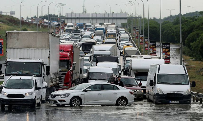 İstanbul’da ulaşıma yağmur engeli: Sağanak nedeniyle trafik yoğunluğu arttı