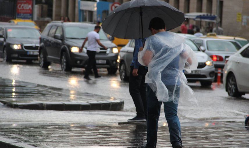 İstanbul’da yağmur başladı: Meteorolojiden peş peşe uyarı geldi