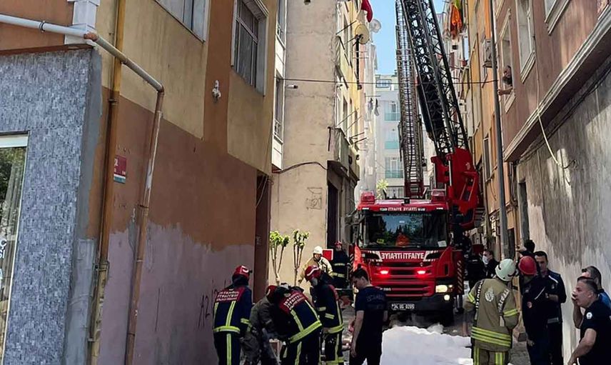 İstanbul'da yangın paniği: Bayrampaşa'da iş yerinin çatısında yangın çıktı!