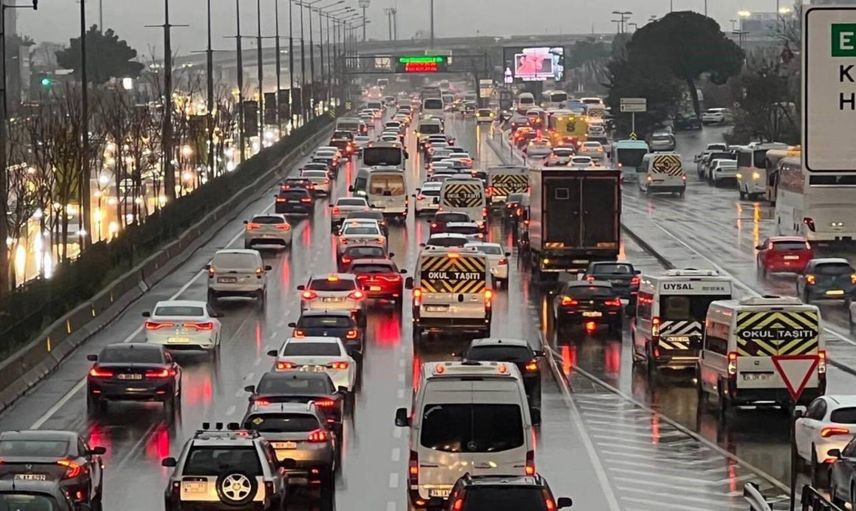 İstanbul’da yeni hafta yoğun başladı: Trafik felç oldu