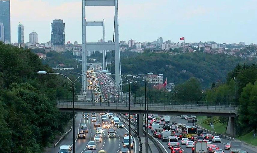 İstanbullular ömürlerini trafikte bitiyor! 3,5 yılınız tamamen yollarda geçiyor!