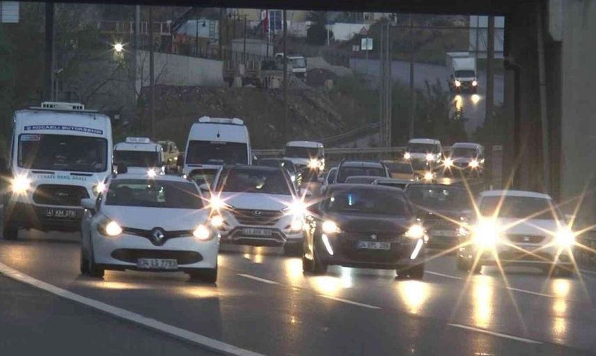 İstanbullular şehri terk etmeye başladı! Bağlantı noktalarında uzun kuyruklar oluşuyor! İstanbul anlık trafik durumu
