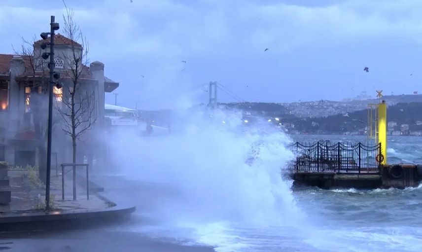 İstanbul’u Fırtına Vurdu: Çatılar Uçtu, Ağaçlar Devrildi, Seferler Durduruldu