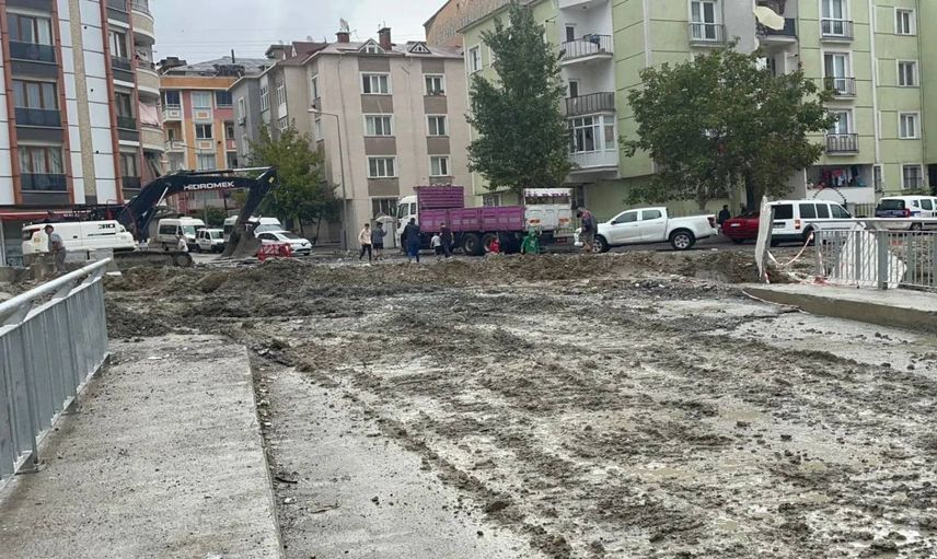 İstanbul’u sağanak yağış vurdu: Dere taştı istinat duvarı yıkıldı