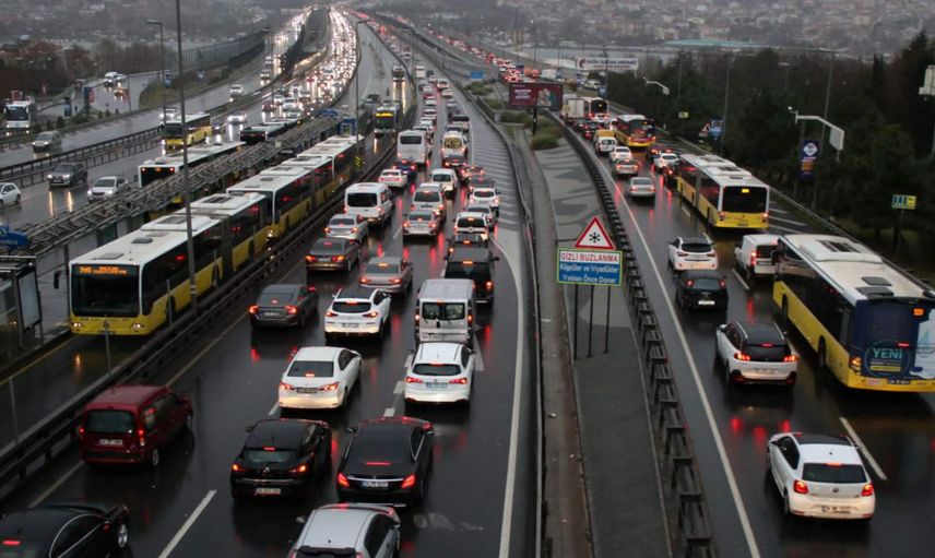 İstanbul’u sağanak yağış vurdu: Trafik felç oldu