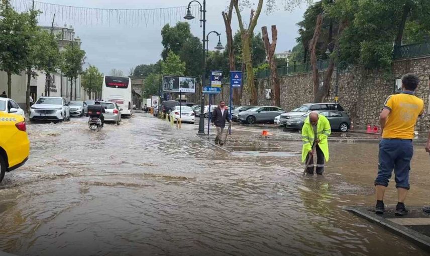 İstanbul'un bazı bölgelerinde etkili olan gök gürültülü sağanak hayatı olumsuz etkiledi
