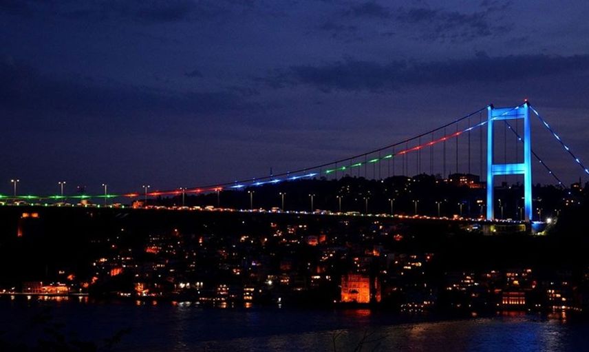 İstanbul'un Köprüleri Azerbaycan Bayrağı Rengiyle Işıldadı