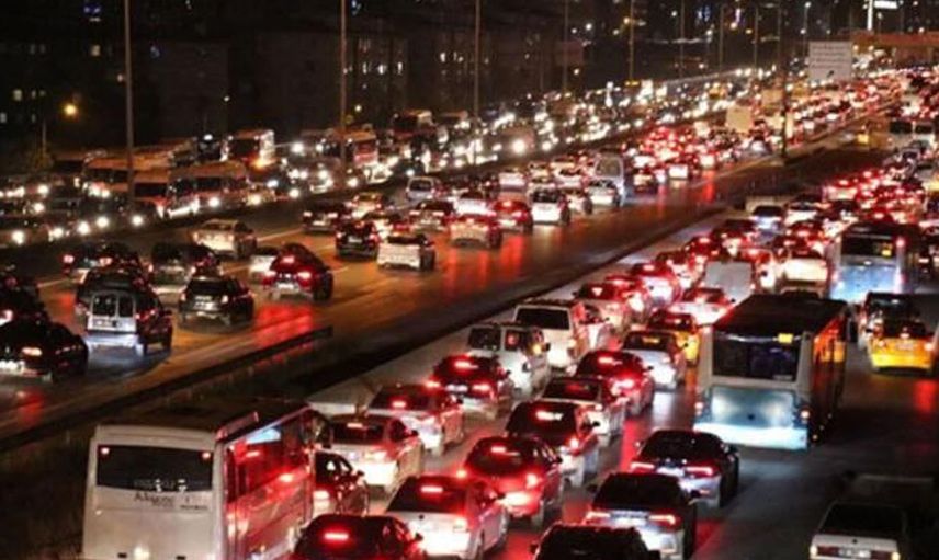 İstanbul'un Trafik Çilesi Bitmiyor, Yeni Haftanın İlk Günü Trafik Yoğunluğu Yüzde 57 Olarak Açıklandı!