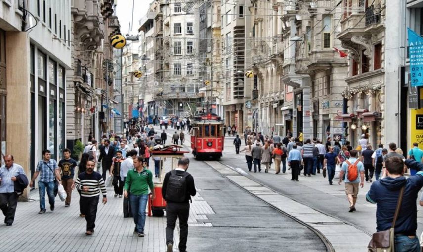 İstiklal Caddesi’nde tepki çeken görüntüler: Yollar köstebek yuvasına döndü
