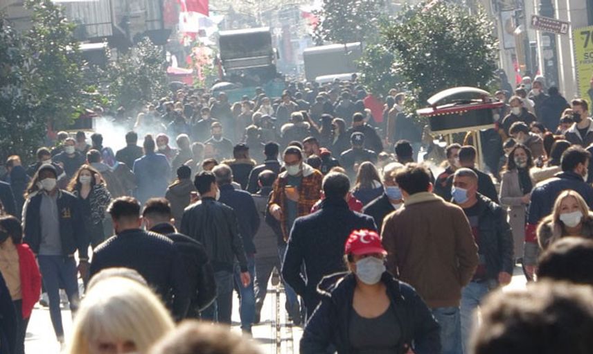 İstiklal Caddesi'ndeki Kalabalık Artıyor