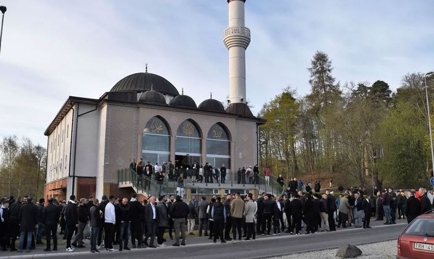 İsveç'te ve Japonya'da binlerce Müslüman bayram namazını hep birlikte eda etti!