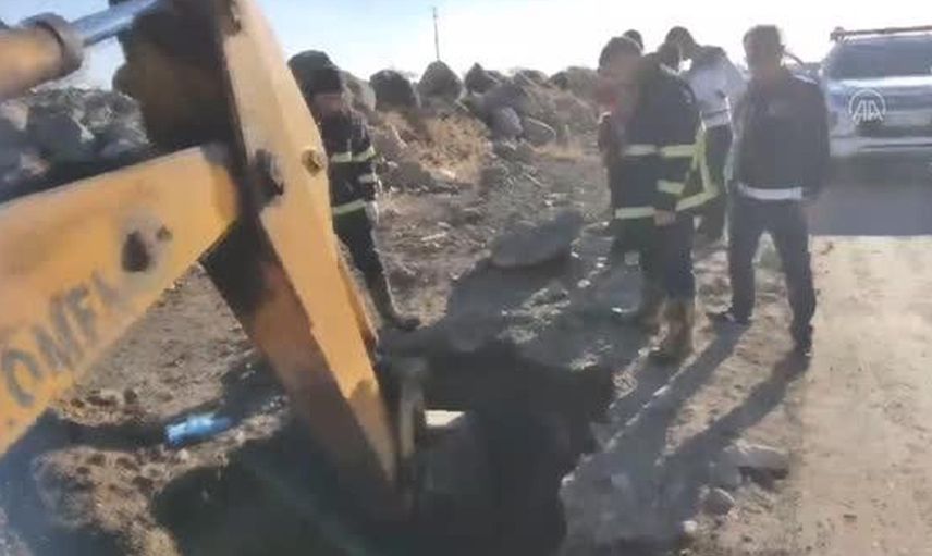 İtfaiye Ekipleri Kanalizasyon Borusuna Sıkışıp Kalan Yavru Köpeği Kurtardı