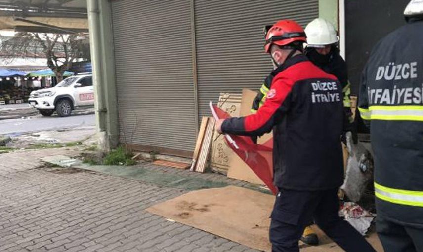İtfaiyeciler Türk Bayrağını İçerde Bırakmadı!