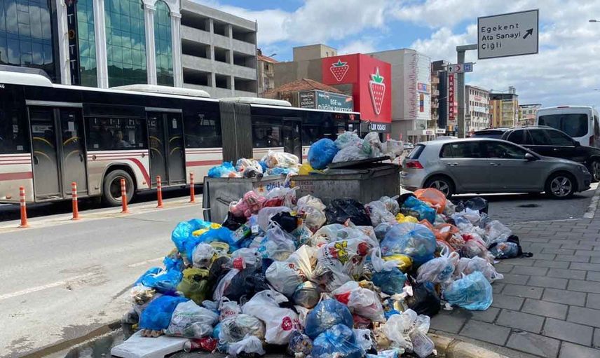 İzmir Çiğli'de belediye işçileri greve gitti: İlçede Çöp dağları oluştu!