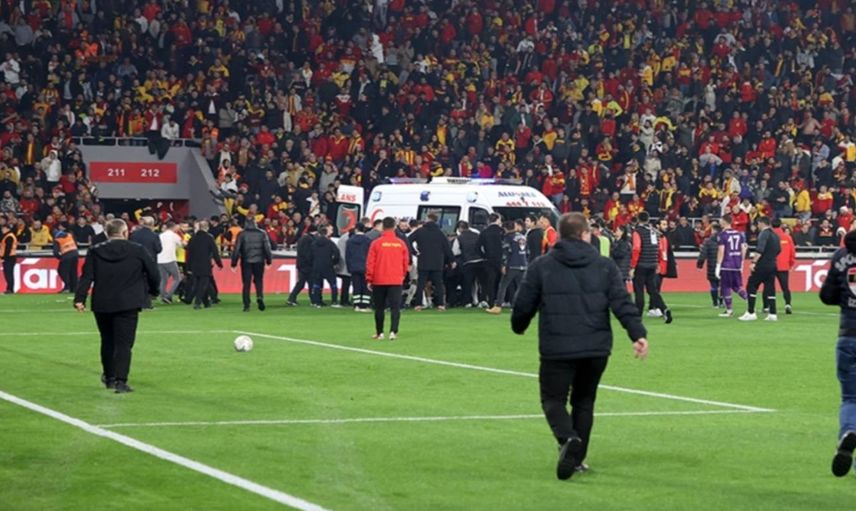 İzmir derbisi savaşa dönüştü: Taraftarlar kaleciye korner direğiyle saldırdı