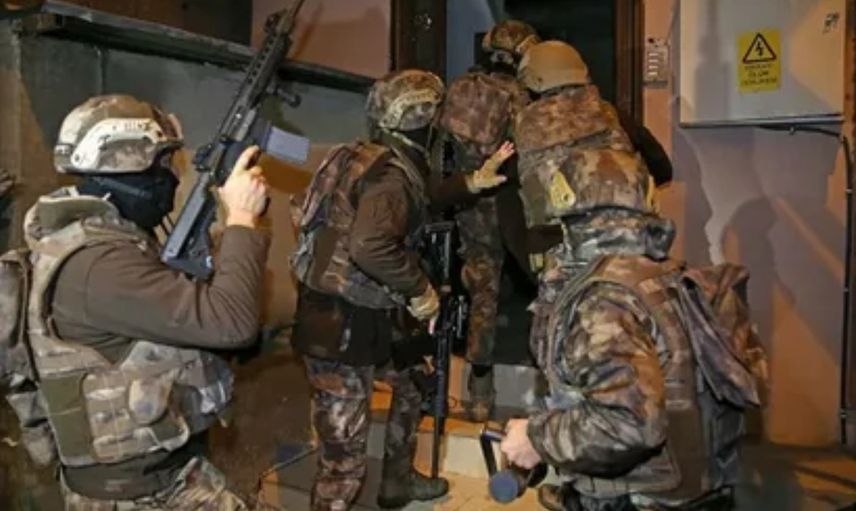 İzmir Merkezli 13 İlde DAEŞ Operasyonu: 27 Kişi Yakalandı, 3 Kişi Aranıyor