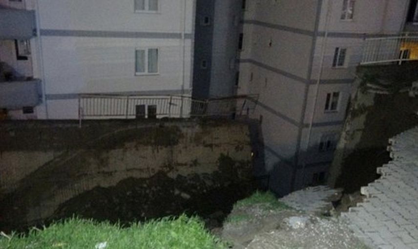 İzmir Narlıdere'de Korku Dolu Anlar: İstinat Duvarı Çöktü! 88 Daire Boşaltıldı