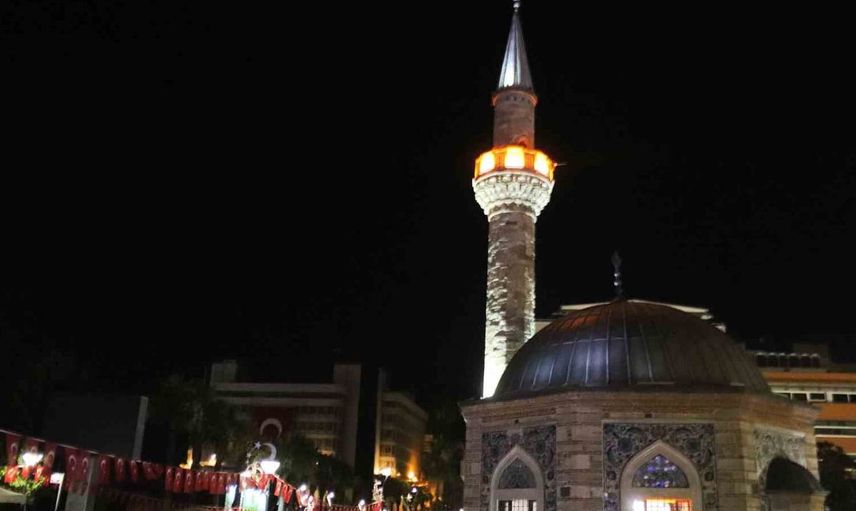 İzmir’de 15 Temmuz anması kapsamında camilerden sela okundu