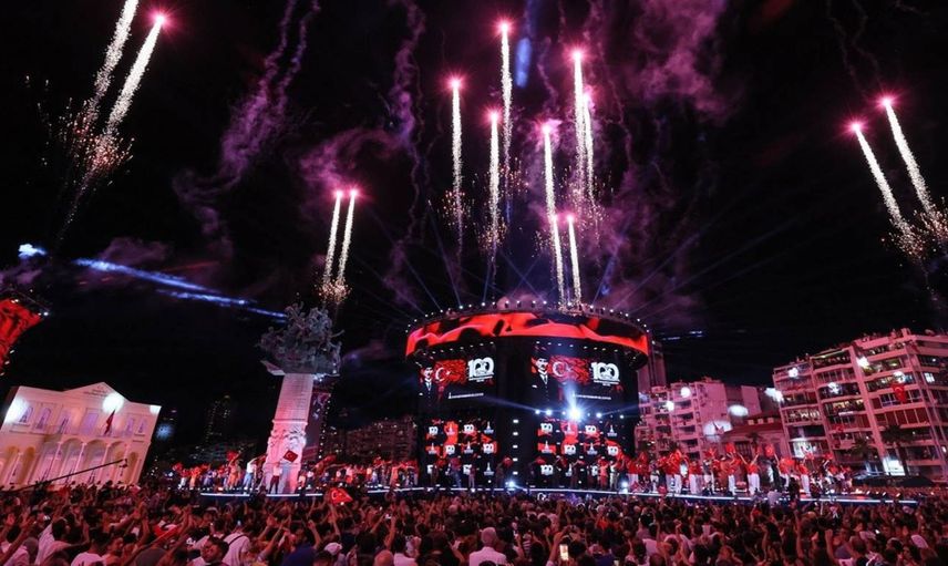 İzmir’de 9 Eylül coşkusu: Tarkan Gündoğdu Meydanı’nı salladı! 100. yıl büyük bir şölene şahit oldu