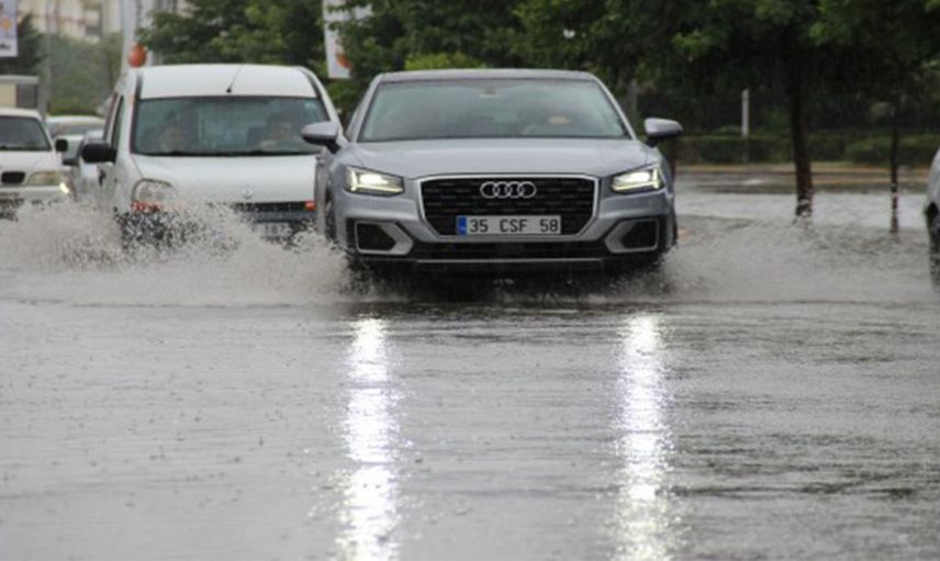İzmir'de Altyapı Sorunu: Dükkan ve İşyerlerine Su Bastı