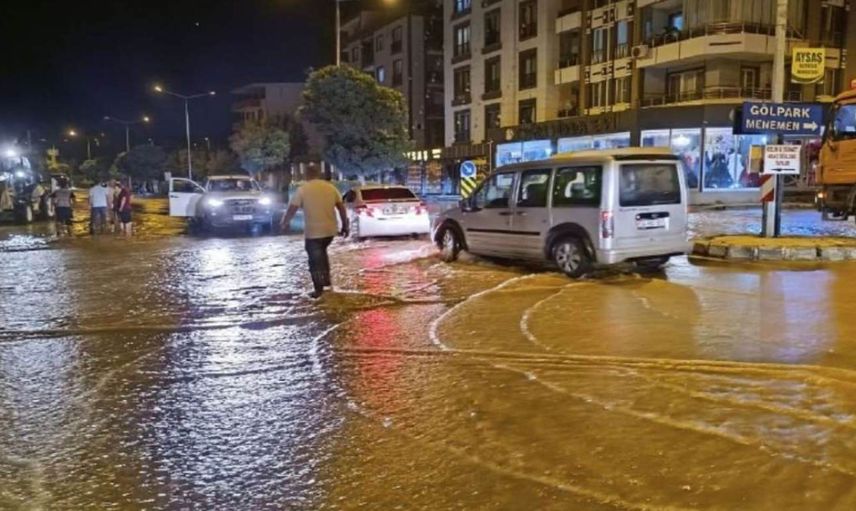 İzmir’de ana su borusu patladı: Caddeler göle döndü